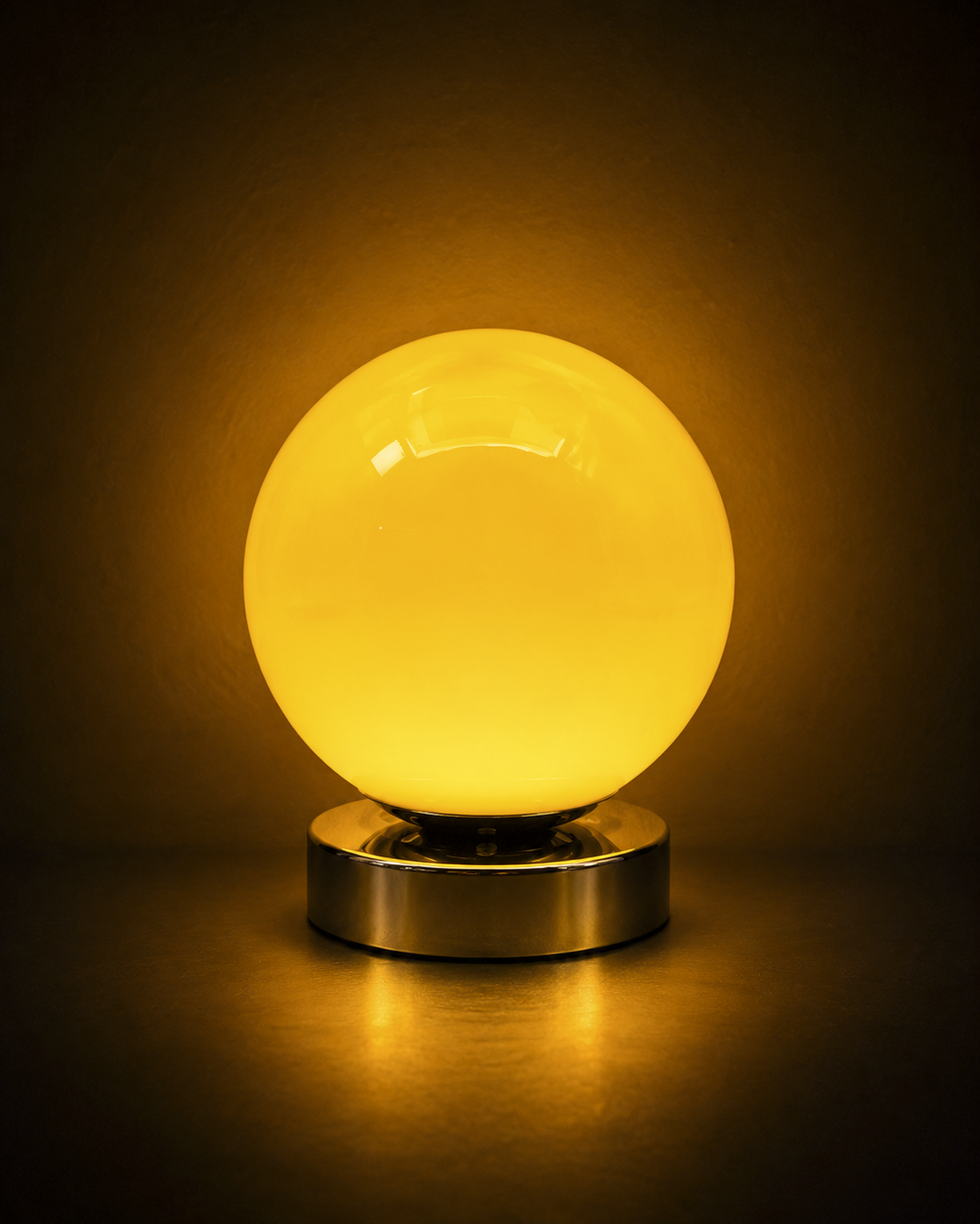 Cream Nova Corona USB table lamp with integrated LED
