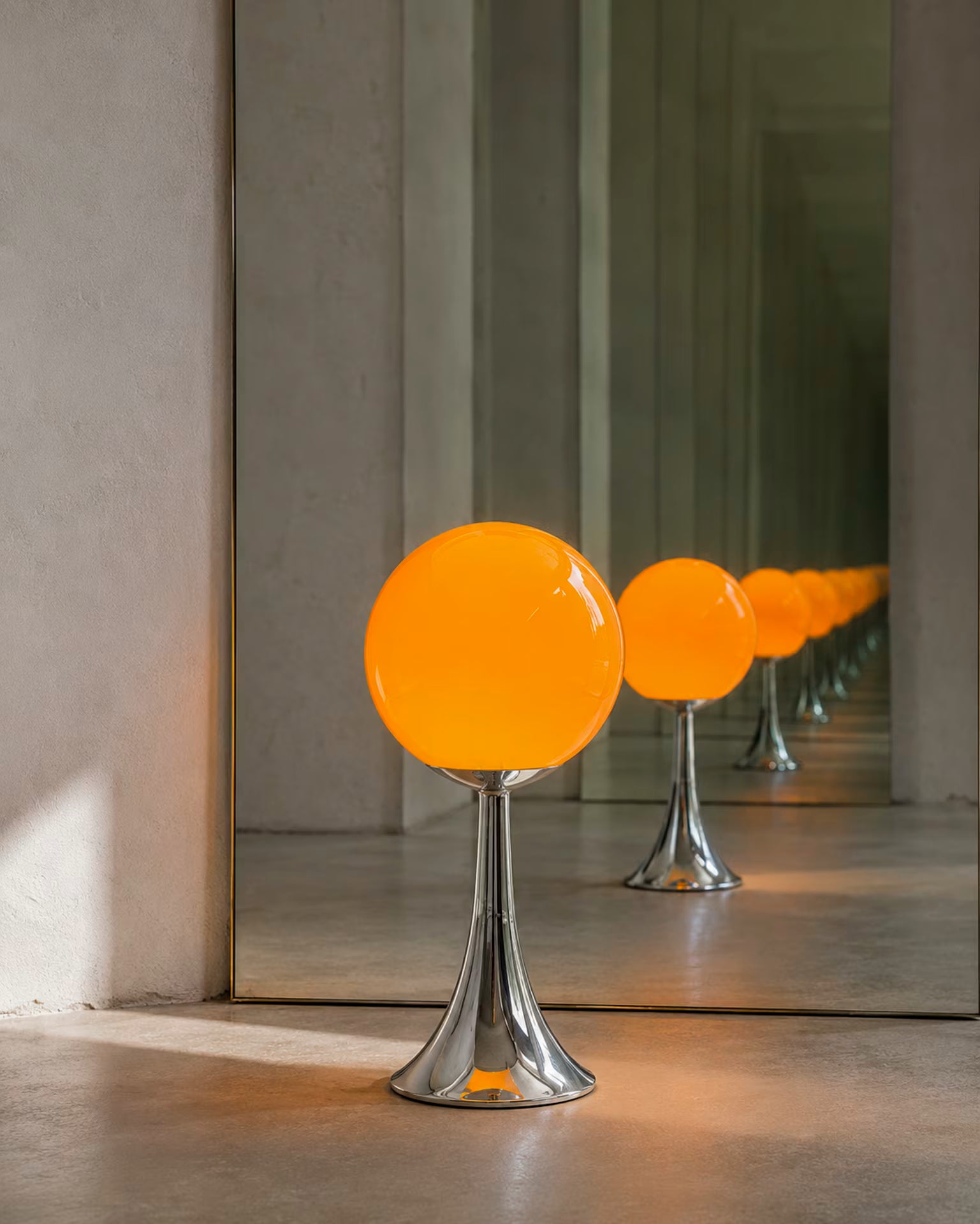 Pulsar Flare ambient globe lamp with warm, neutral and white light