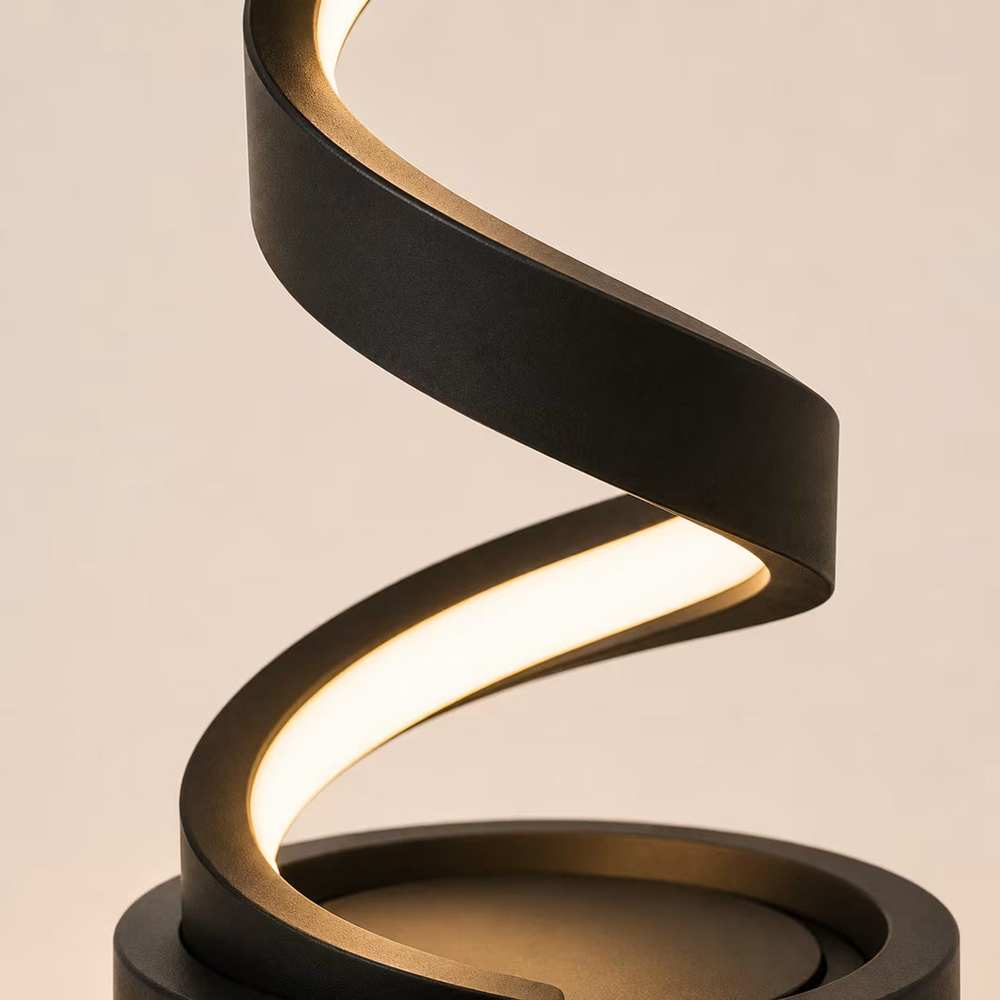 Spiral sculptural table lamp – product view 3