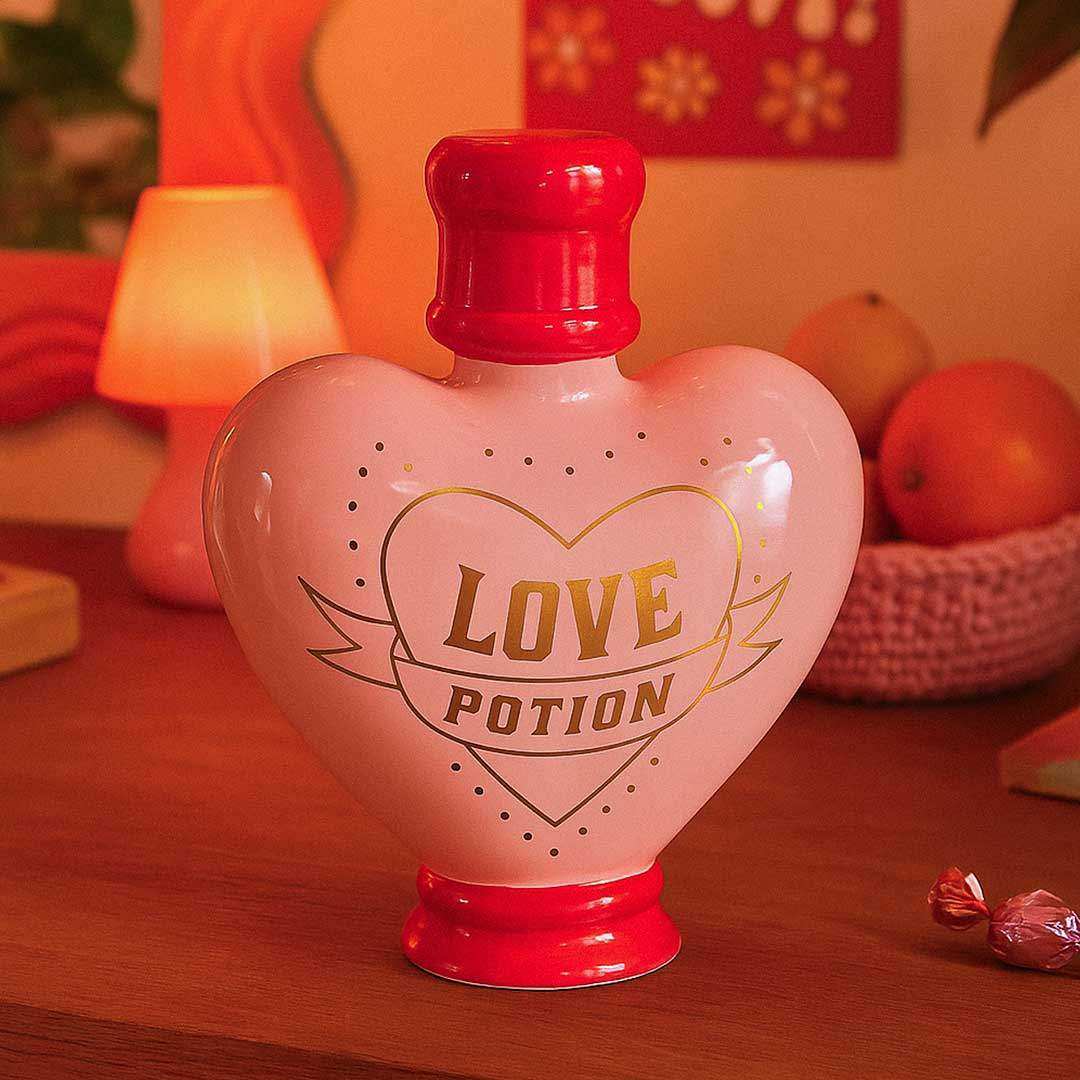 Love Potion heart-shaped vase for fresh flowers