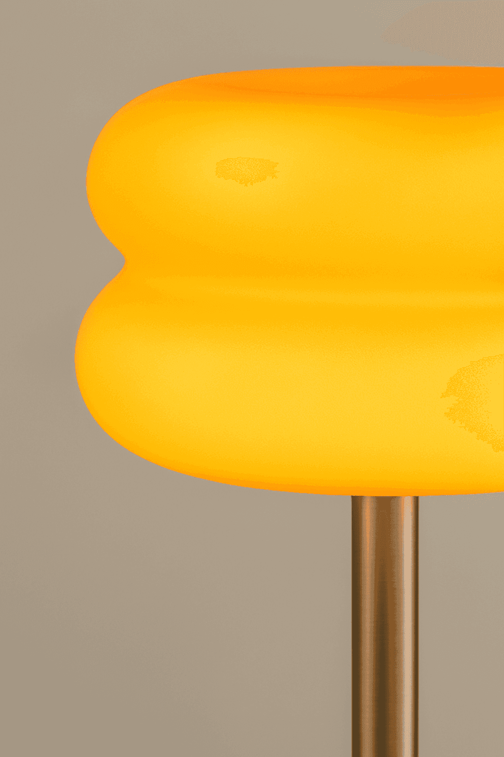 Compact 18 × 28cm glass table lamp with cord switch