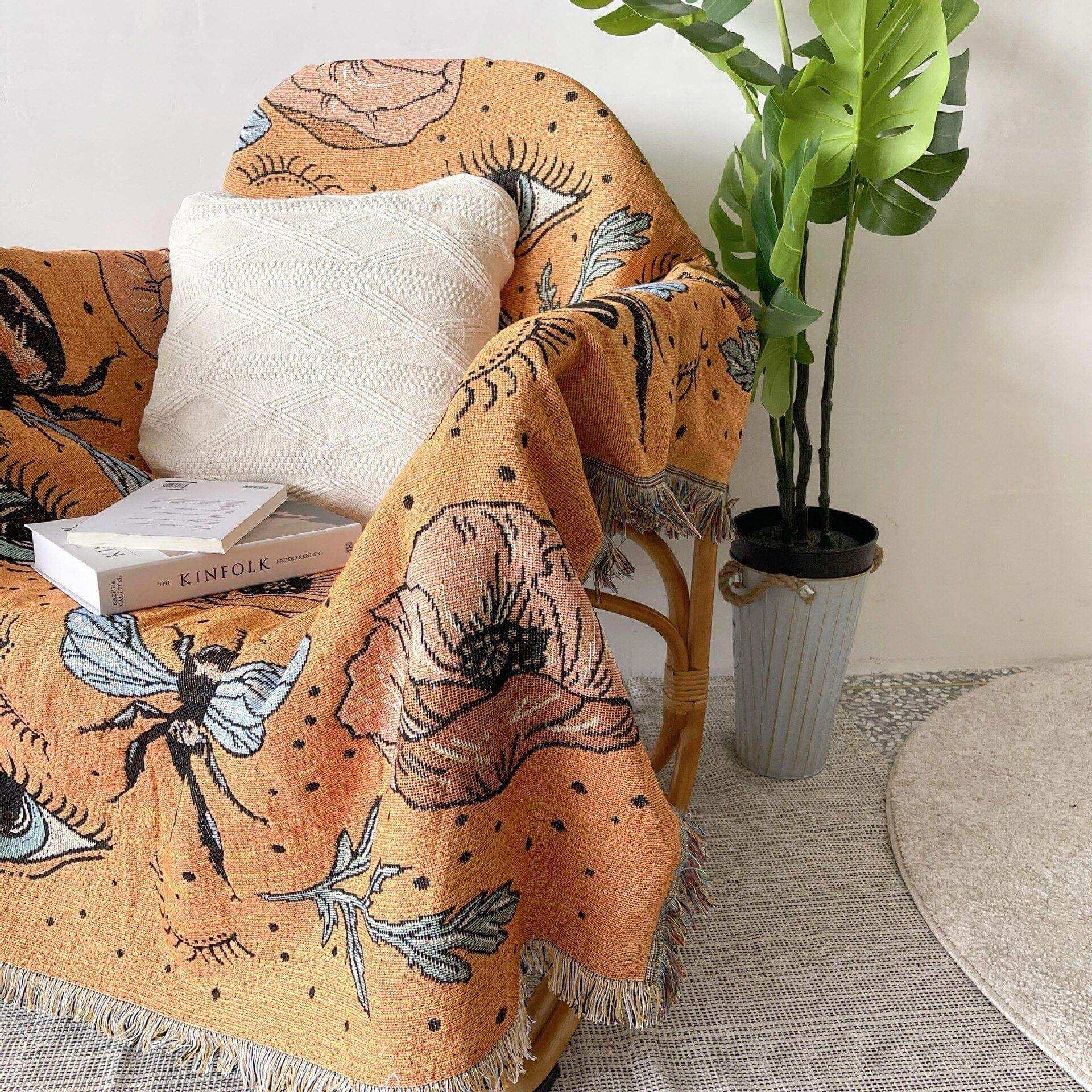 Bumble Bee tapestry throw with tasselled edge