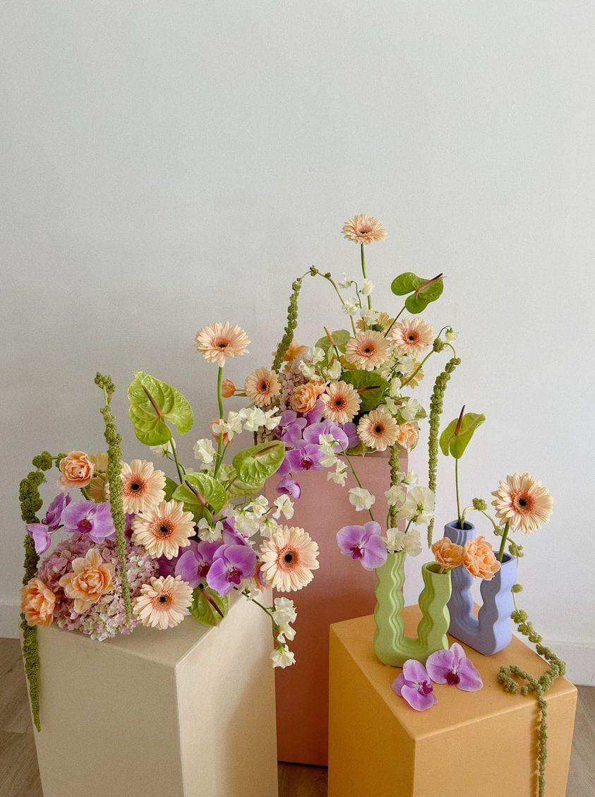 Curved ceramic profile of the Wavy Wonder Vase